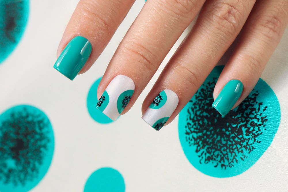 Lakiery hybrydowe: czy warto po nie sięgać?