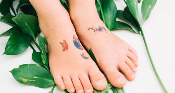 małe tautaże na stopie małe tautaże na stopie