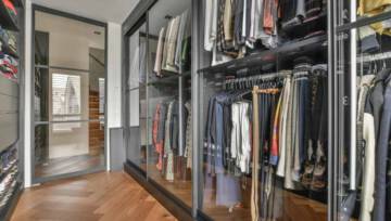 Szafa przesuwna czy otwierana, którą wybrać?