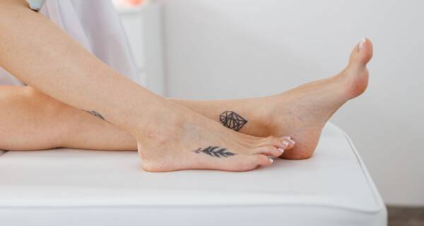 małe tautaże na stopie małe tautaże na stopie