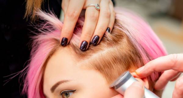 Krótkie fryzury bombki asymetryczne