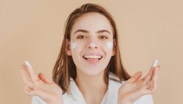 piekna dziewczyna z kremem na twarzy