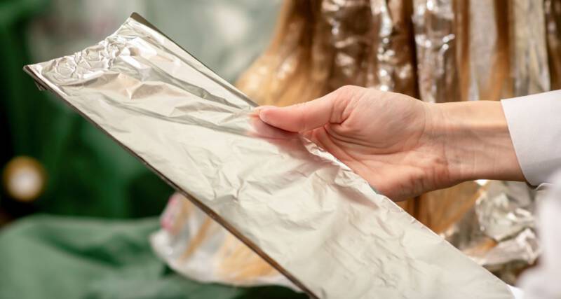 Potrzyj włosy folią aluminiową - trik z TikToka