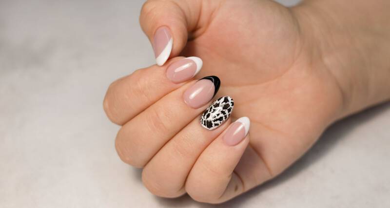 Czarny french manicure 