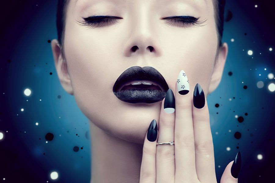 Pomysł na paznokcie french 2022: odwrócony manicure francuski
