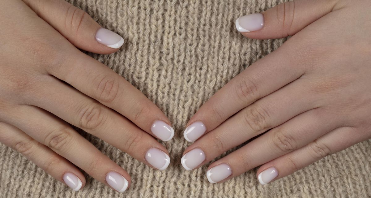 Klasyczny french manicure 2022