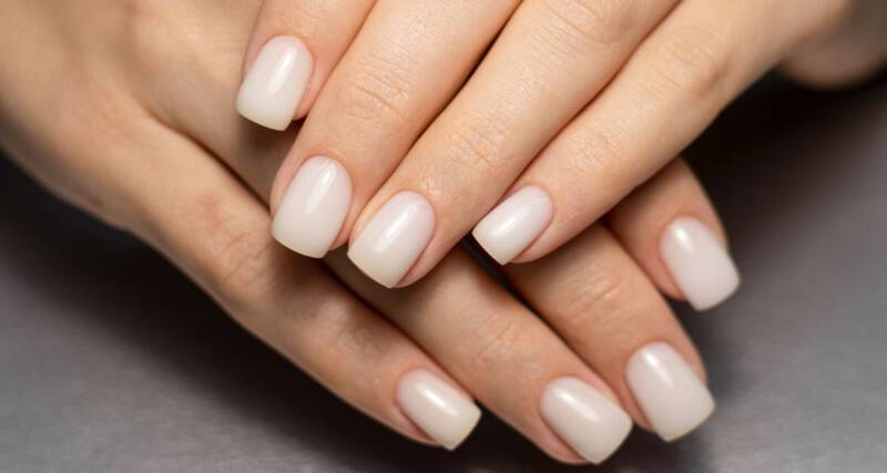 Mleczne paznokcie - delikatny manicure