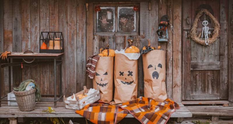 Potwór z kartonu na Halloween DIY