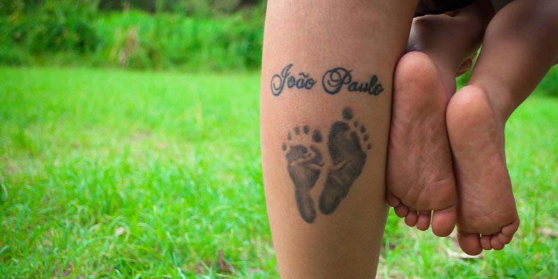 Tatuaż z imieniem dziecka - małe dłonie i stopy
