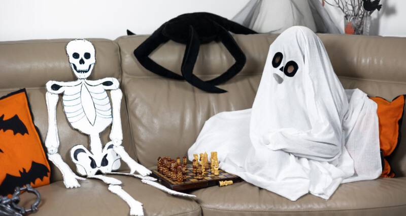 Wielki kościotrup z kartonu na Halloween DIY