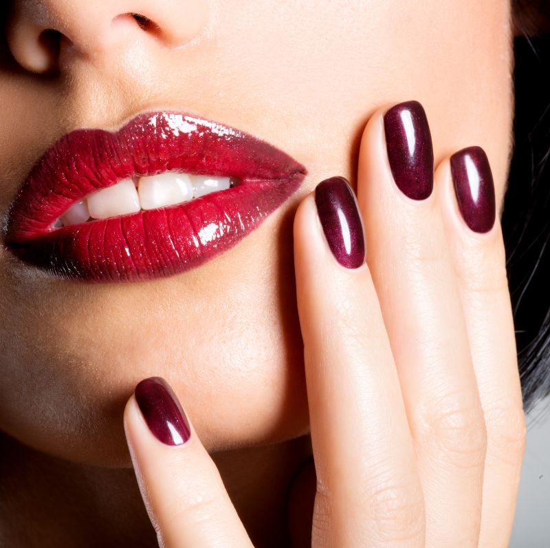 Bordowe paznokcie zima 2022