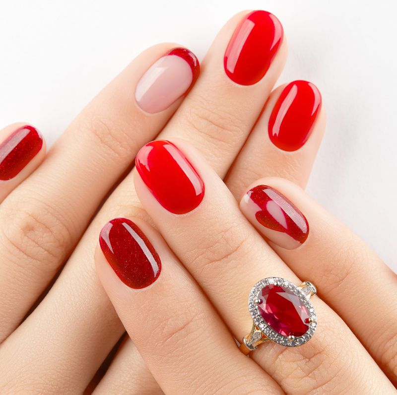 Zimowe paznokcie 2022 w czerwieni