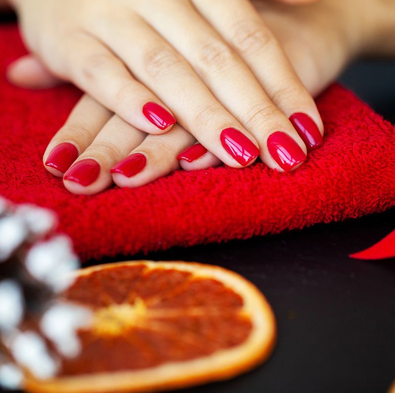 Czerwony manicure zima 2022