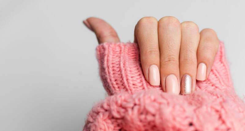 Zimowe paznokcie 2022 - delikatne paznokcie z brokatem