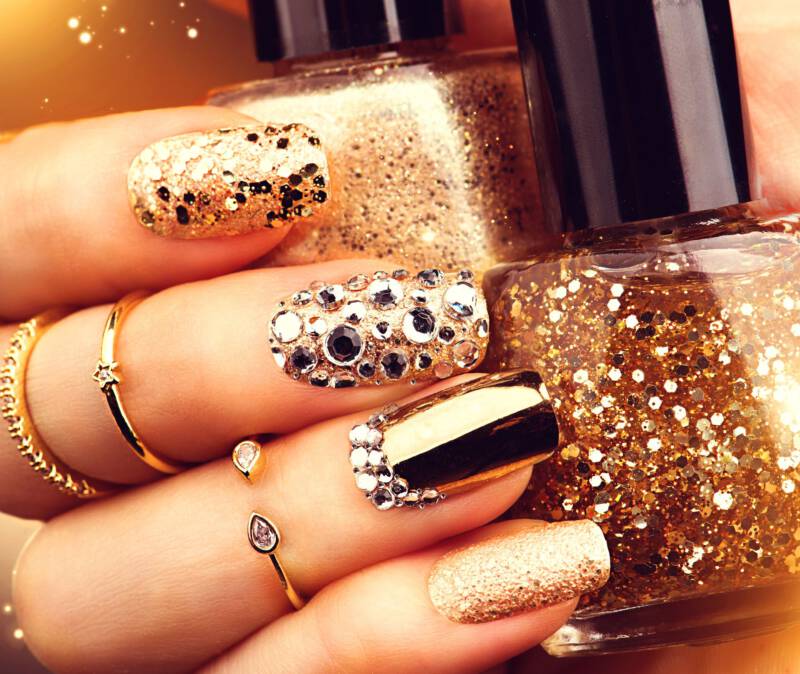 Złoty manicure na święta