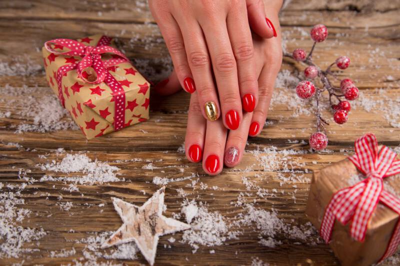 Świąteczne kolory na paznokciach: czerwony , złoty