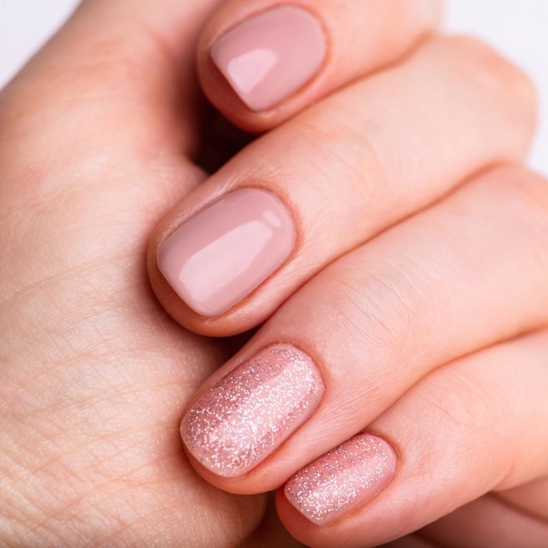 Paznokcie na zimę 2022 z brokatem