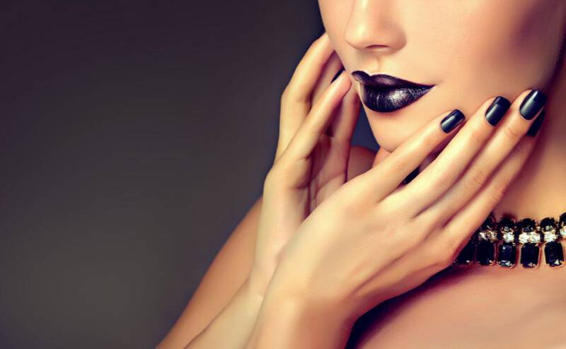 Pomysł na manicure na andrzejki 2022: czarny french manicure