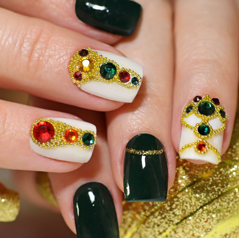 Zimowe paznokcie 2022 ze zdobieniami