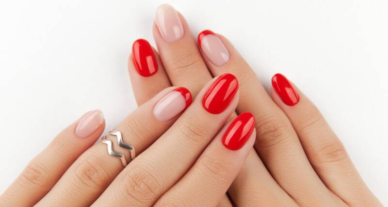 Kolorowy french manicure na andrzejki 2022