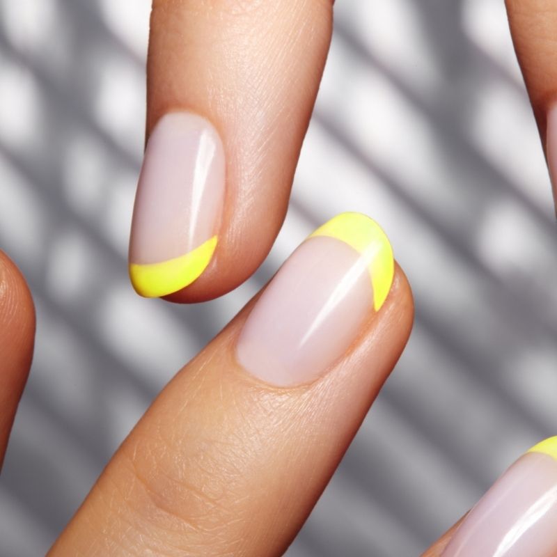 Kolorowy french manicure na andrzejki 2022