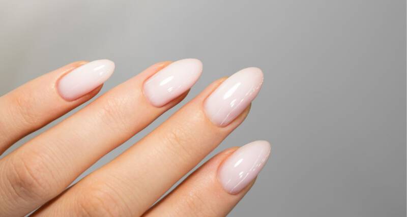 Delikatne paznokcie na zimę 2022