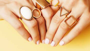 mleczne paznokcie zima 2022