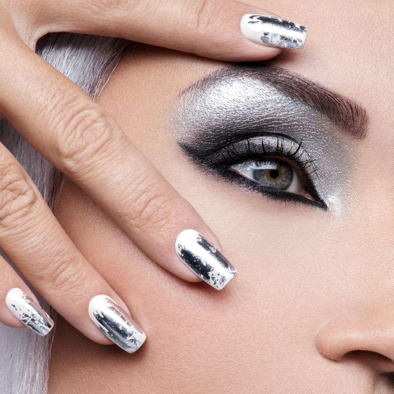 Metaliczny manicure na andrzejki 2022
