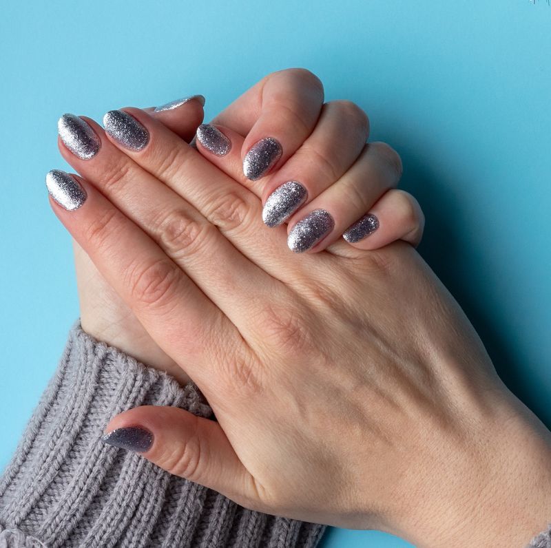 Srebrne paznokcie z brokatem na zimę 2022