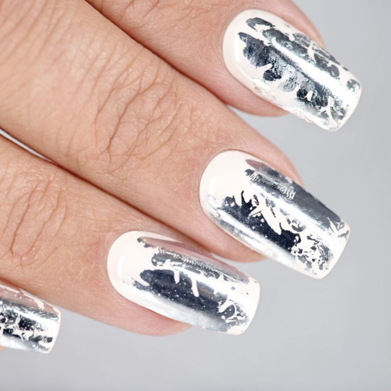 Metaliczny manicure na andrzejki 2022