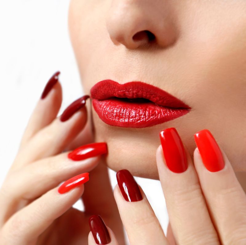 Zima 2022 - czerwone paznokcie