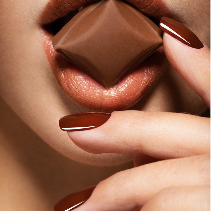 Czekoladowy brąz na paznokciach