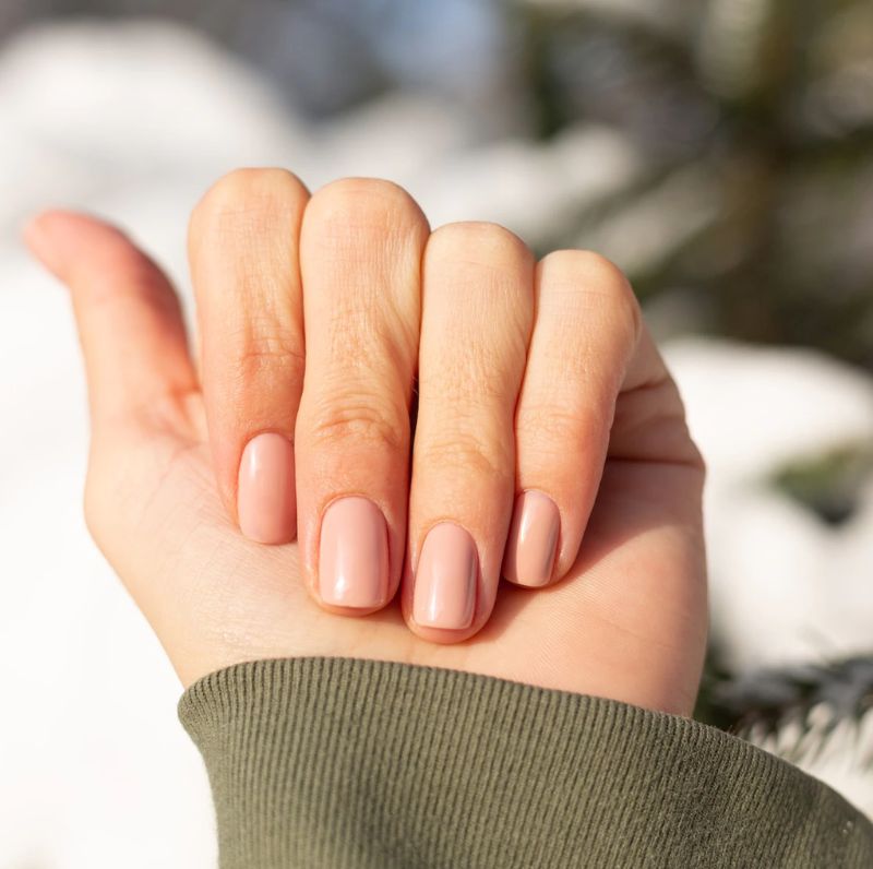 Zimowe paznokcie delikatne