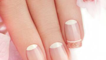 Zimowe paznokcie z brokatem