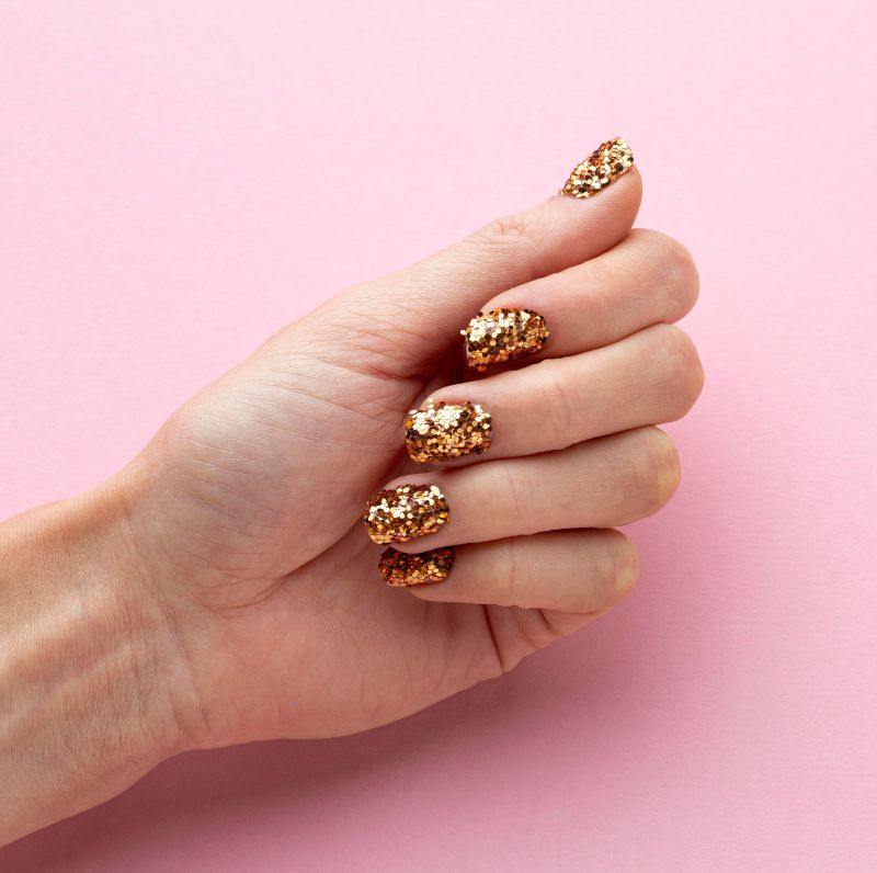 Złoty manicure na andrzejki 2022