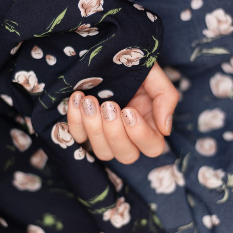 Delikatne paznokcie z brokatem