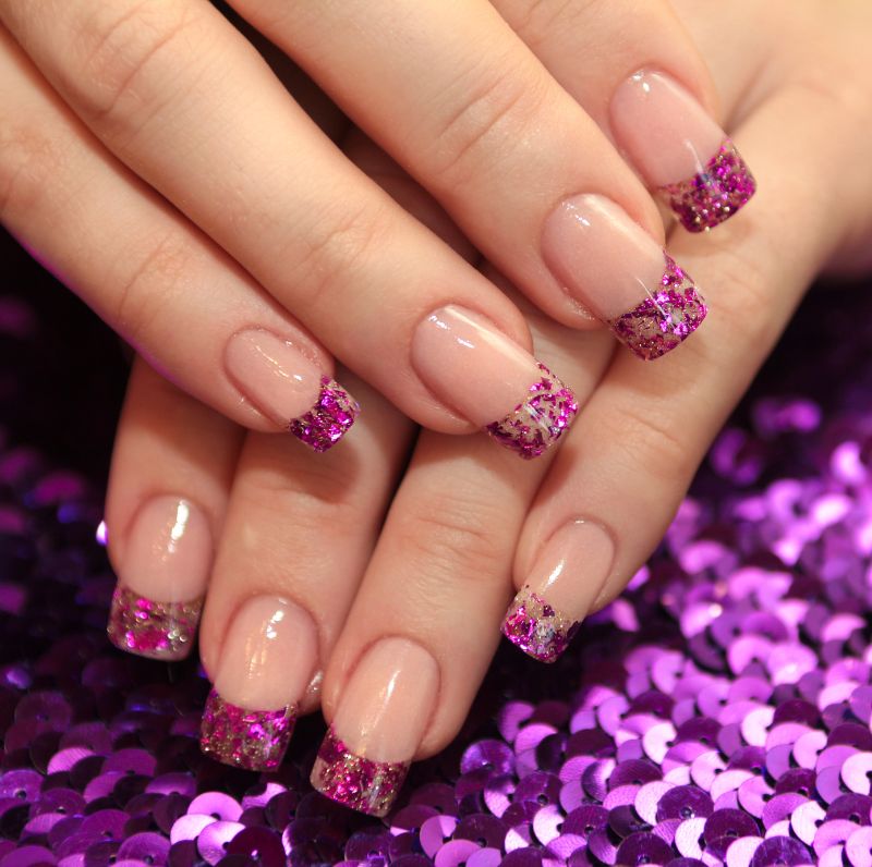 French manicure z brokatem 2023