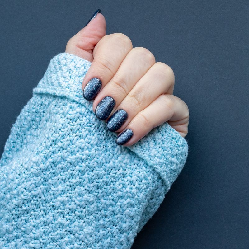 Granatowe brokatowe paznokcie