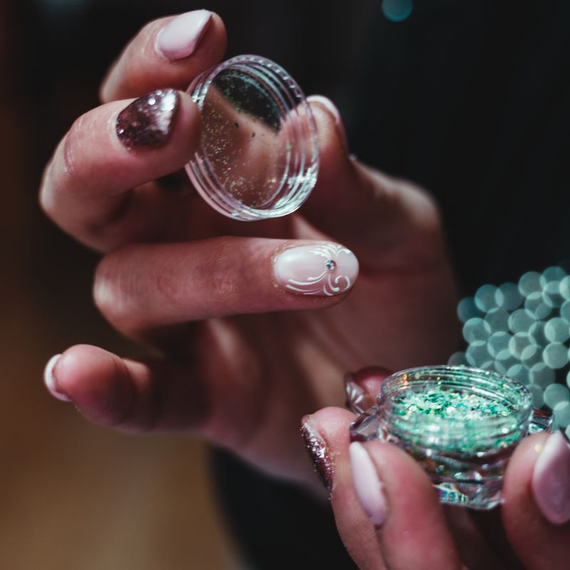 Jak zrobić brokatowe paznokcie?