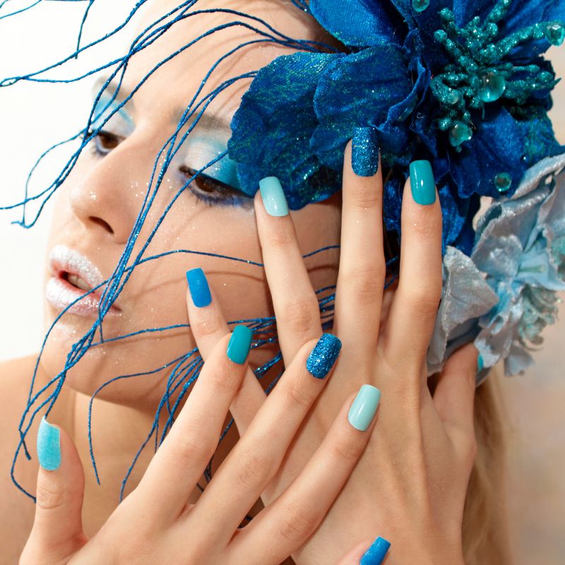 Niebieskie paznokcie z brokatem