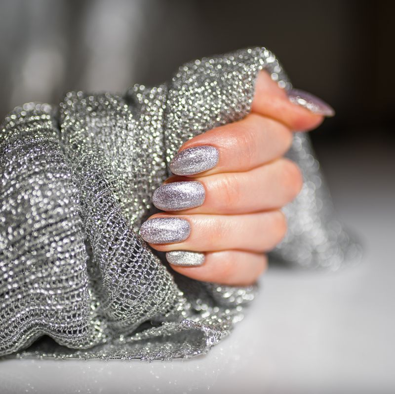 Srebrne paznokcie z brokatem 2023
