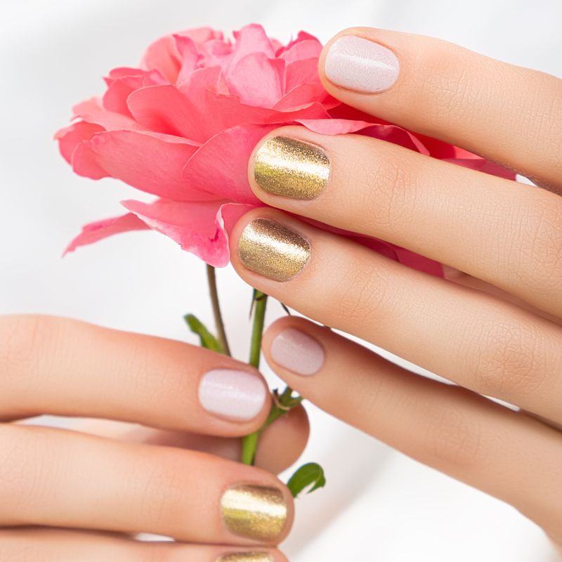 Złote paznokcie i brokat