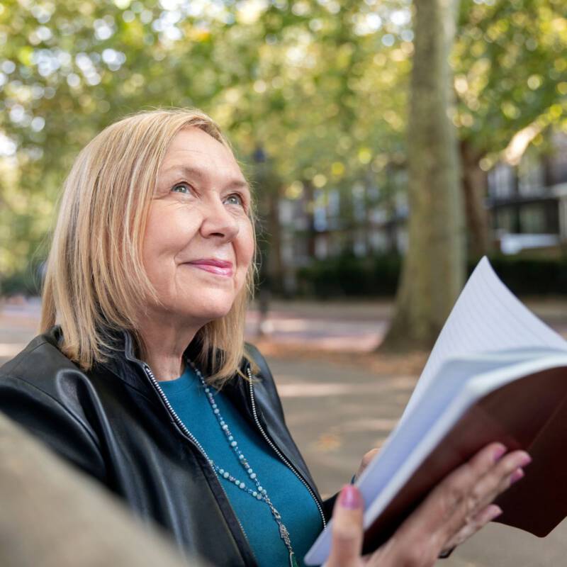 Skórzana ramoneska lub jeansowa katana dla kobiet po 60-tce