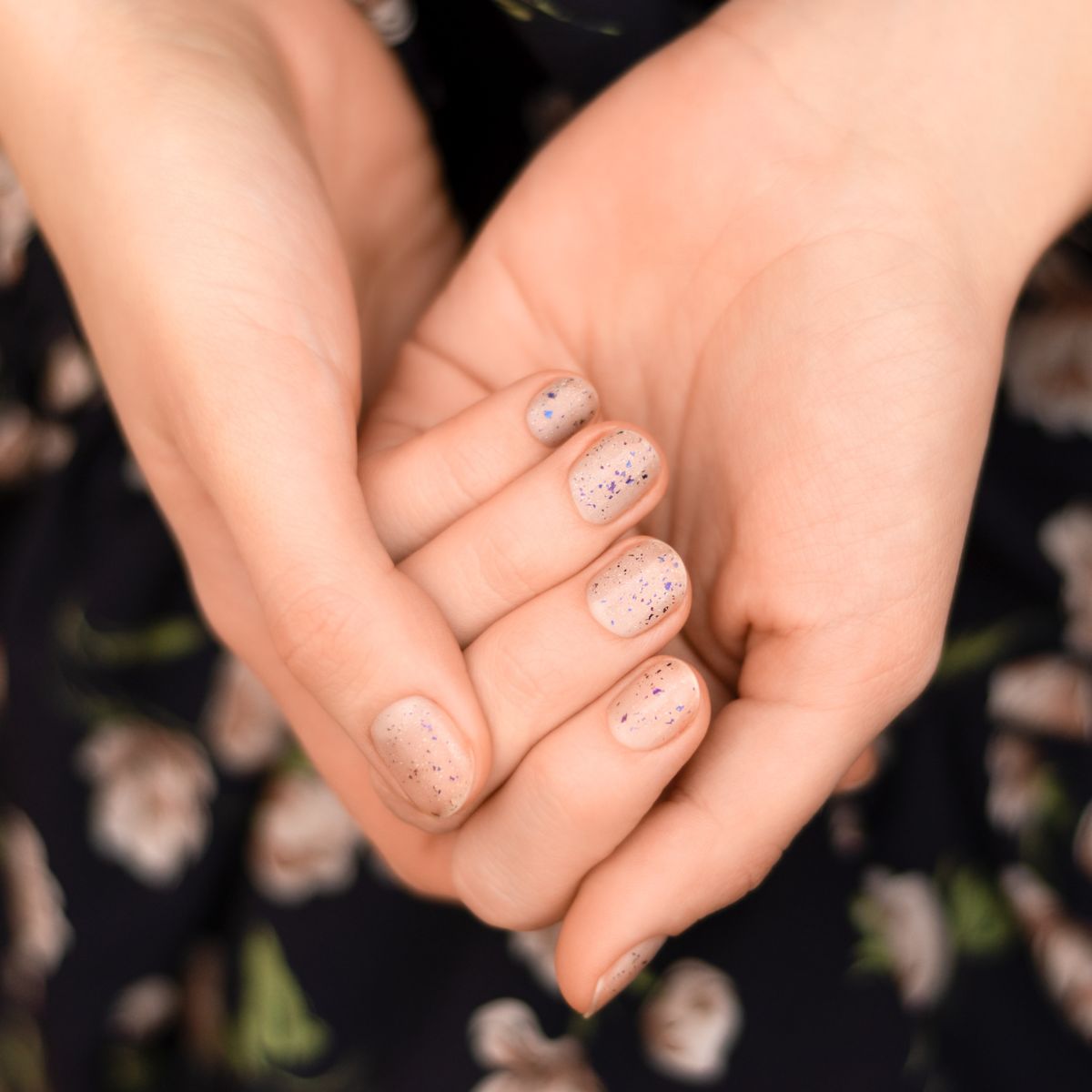 Delikatne paznokcie nude z brokatem - inspiracje