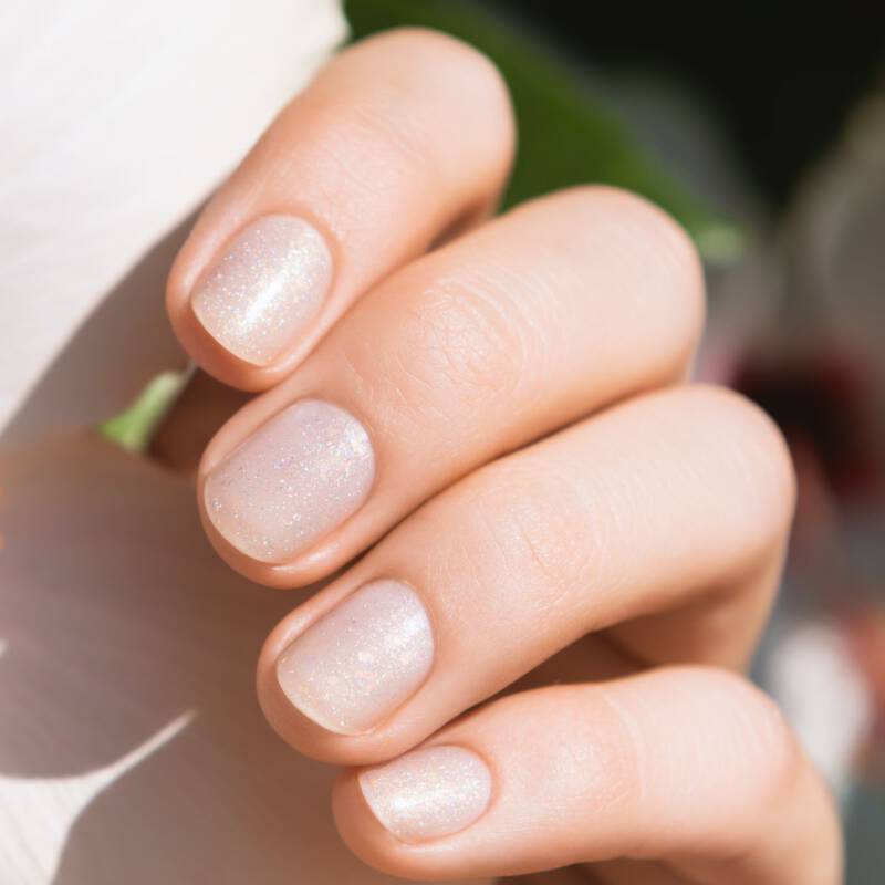 Delikatne paznokcie nude z brokatem Delikatne paznokcie nude z brokatem - inspiracje