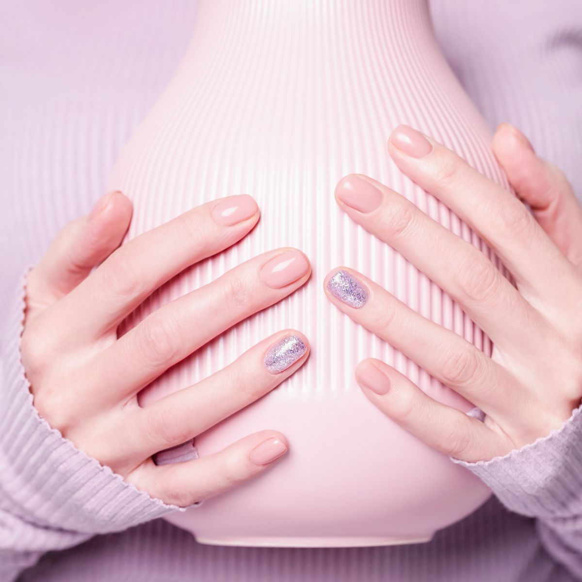 Paznokcie z brokatem na wesele 2023 Delikatne paznokcie z brokatem - wzorki 2023 pomysły