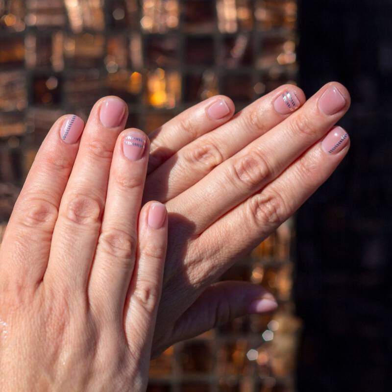 Inspiracje na Delikatne paznokcie z brokatem - wzorki 2023