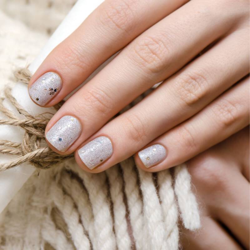 Inspiracje na Delikatne paznokcie z brokatem - wzorki 2023