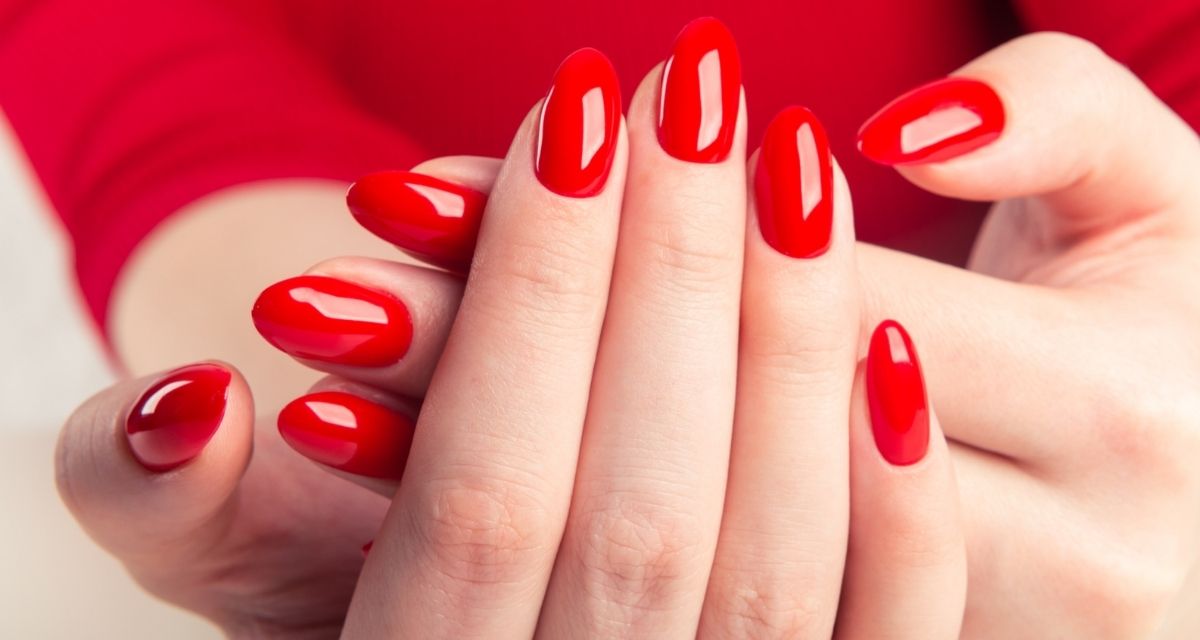 Czerwony manicure, czyli ponadczasowa klasyka na wesele 2023 Czerwony manicure, czyli ponadczasowa klasyka na wesele 2023