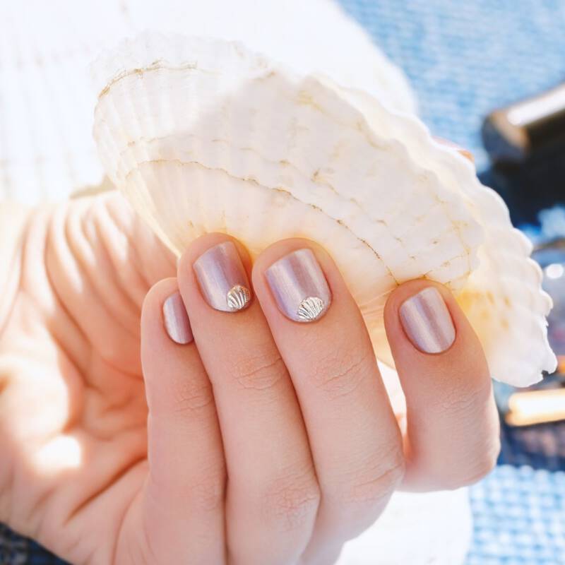 Inspiracje na Delikatne paznokcie z brokatem - wzorki 2023